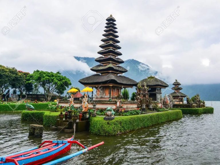 95227681-pura-ulun-danu-beratan-temple-of-water-on-lake-bratan-in-bali-indonesia-