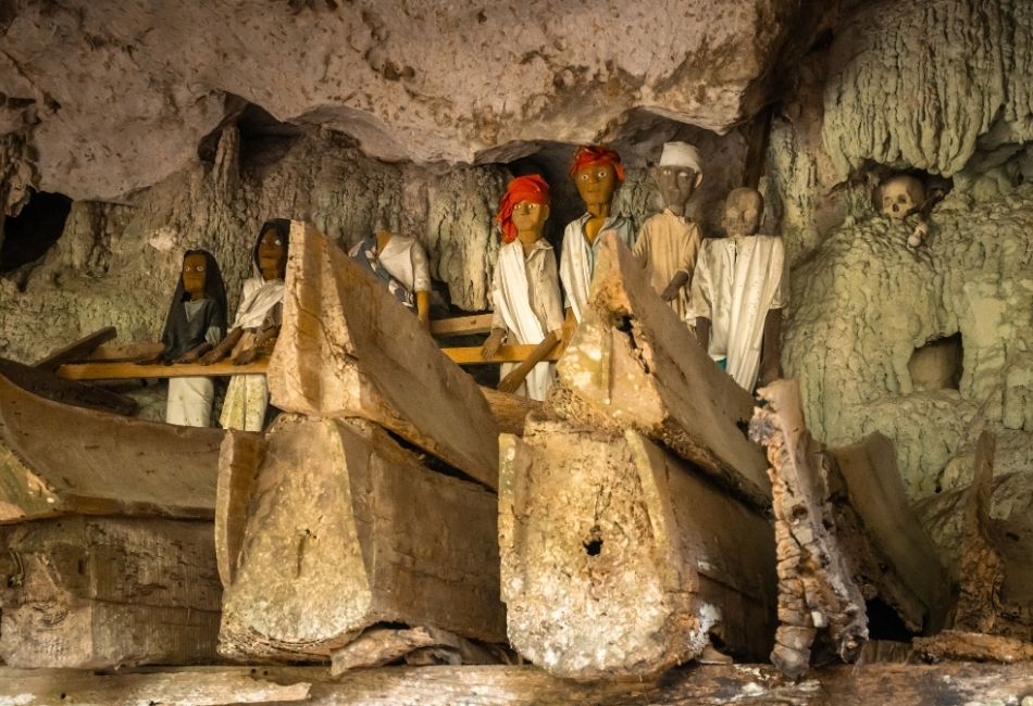 Tau Tau statues in a cave, Toraja, Sulawesi, Indonesia
