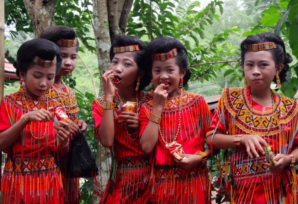 Toraja Girls in Traditional clothes
