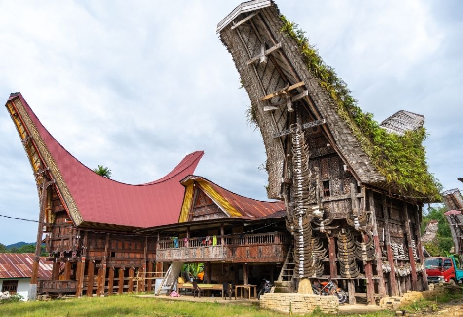 Traditional bamboo towers called lakkian are constructed to display the coffin during the ceremony