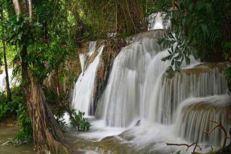 Keindahan-air-terjun-Laputi