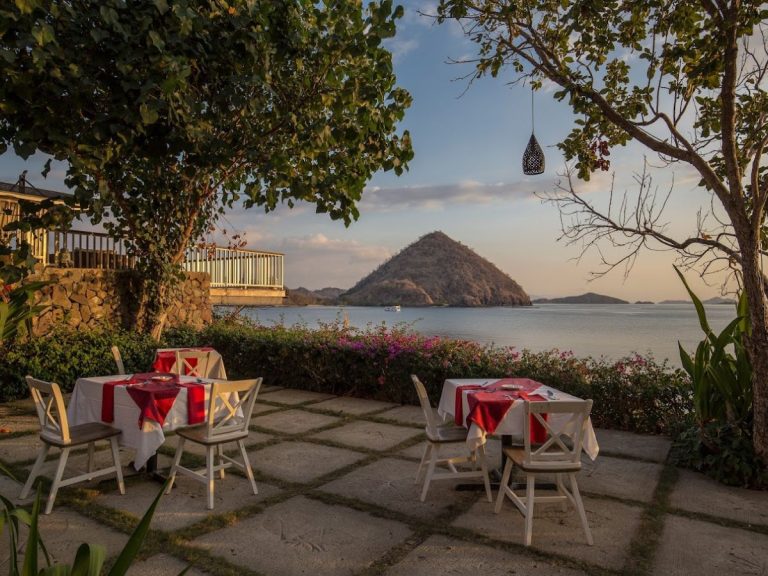 Oceanfront dining at Atlantis on the Rock, featuring fresh seafood and sunset views in Labuan Bajo