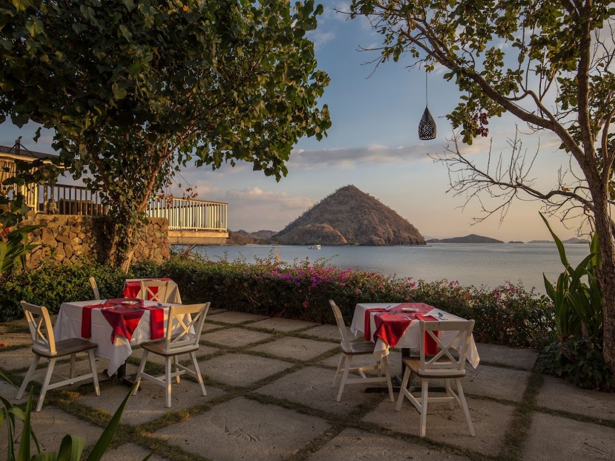 Atlantis on the Rock – Best Fresh Seafood Spot in Labuan Bajo