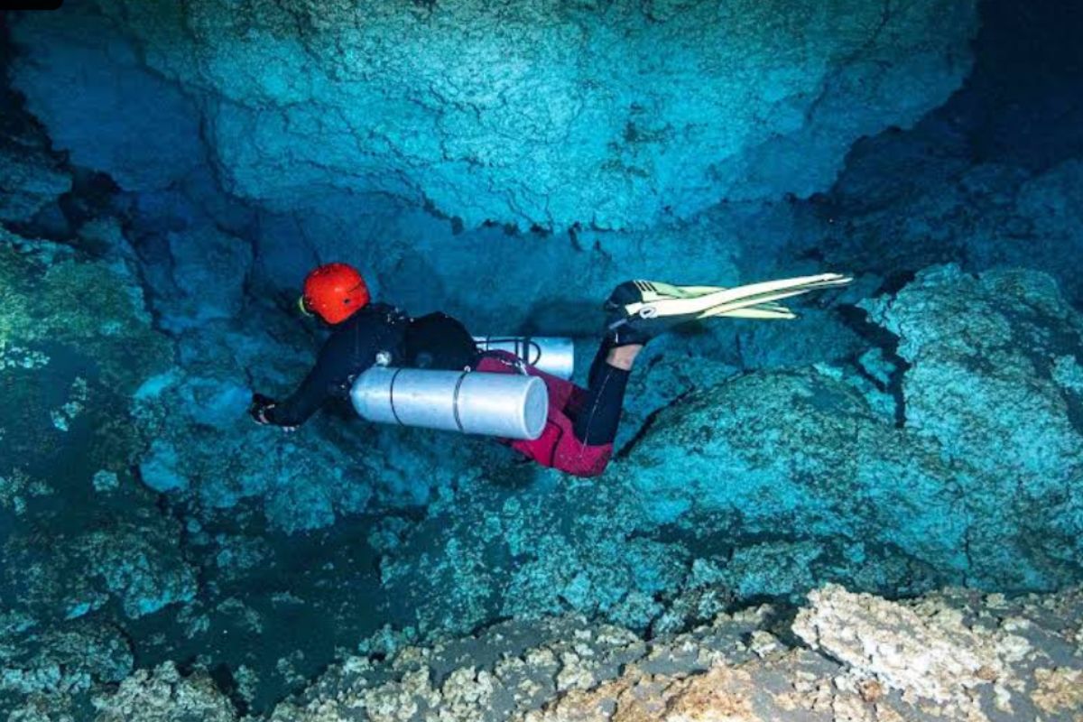 caves in sulawesi dive trek