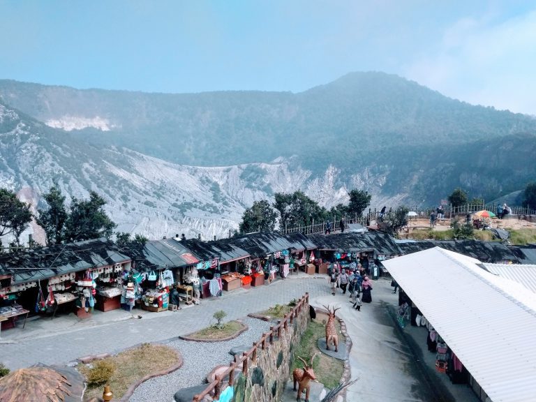 1-barisan-kios-Dony-Haryadi