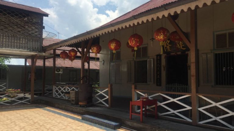 5bae2eeee774a-rumah-keluarga-tjhia-singkawang_1265_711