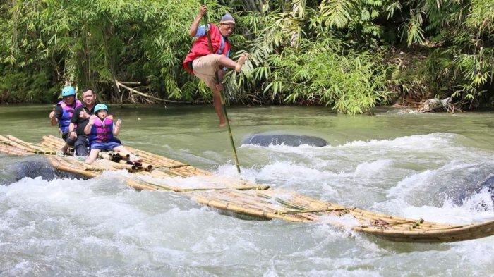 Bamboo-Rafting-wisata-unik-mengarungi-jeram-sungai-Amandit-dengan-Rakit-Bambu2