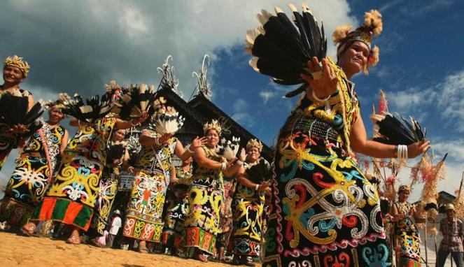 Melestarikan-tradisi-Suku-Dayak-itu-merawat-NKRI