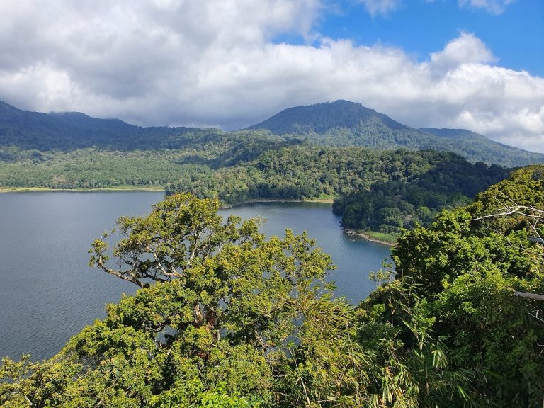 Pesona-Danau-Buyan-Buleleng