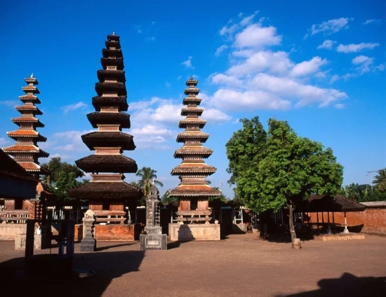 Pura-Lingsar-temple-lombok-1-scaled-1024x788.jpgw3