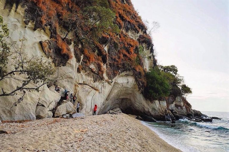 Wisata-Pantai-Batu-Putih-via-IG-@titosuprayoga