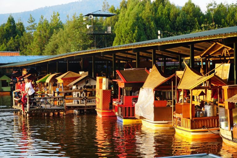 kyotoku-floating-market