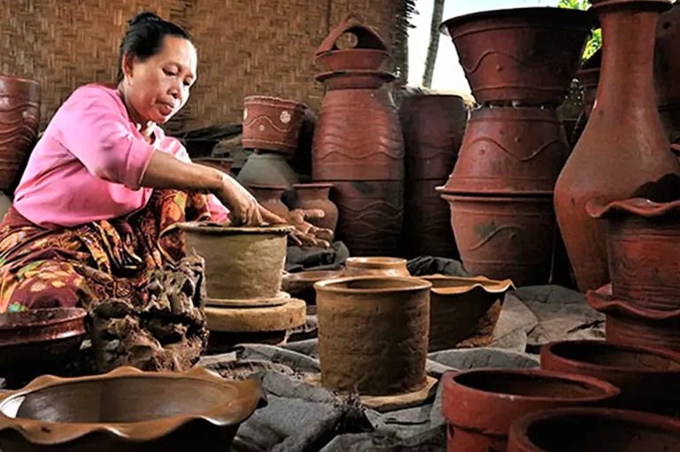lombok-private-tour-sasak-village-banyumulek-pottery-1