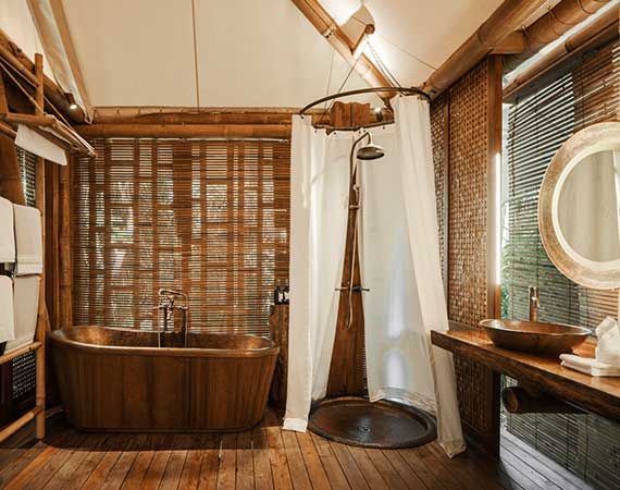 570-450px-copper_bath_tub_and_standing_shower_faucet_round_mirrors_beach_suite_bathroom