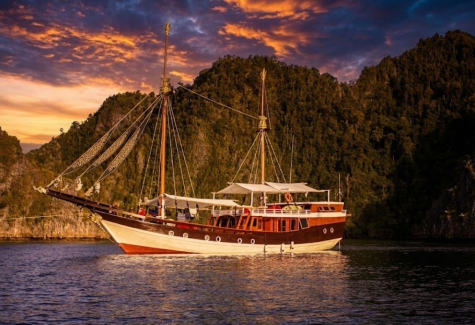 Akomo Isseki for best liveaboard Komodo