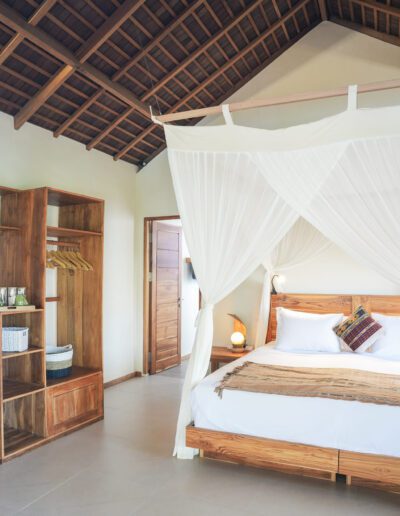 Alor-Tanapi-Bungalow-1-Oceanfront-room-2-1-400x516