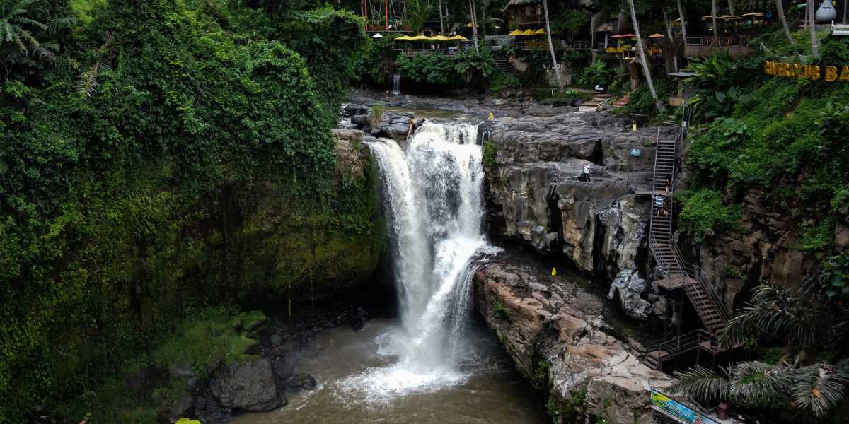 When is the best time to go hiking in Bali