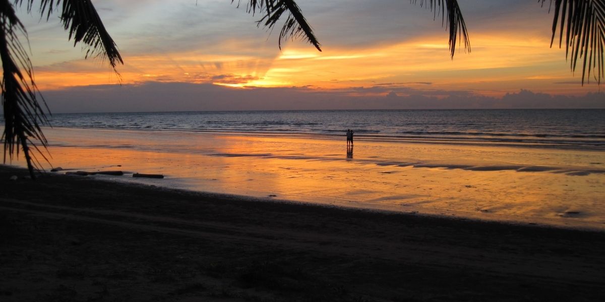 When is the best time to visit the beaches in Borneo?