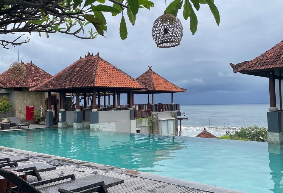 Swimming Pool Overlooking Ocean in Holiday Inn Resort Baruna Bali